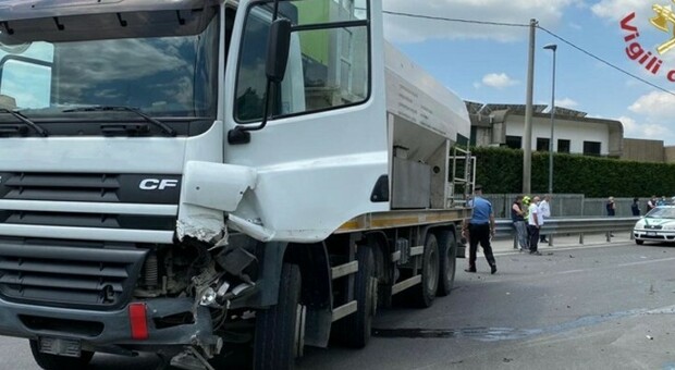 Bergamo, grave incidente tra un'auto e un tir: ferita la madre e 2 gemelli di 3 mesi