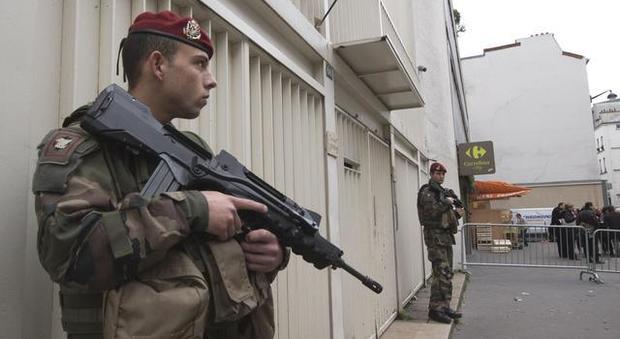 Parigi, porta della sinagoga cosparsa con una sostanza velenosa: 14 feriti