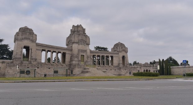 immagine Bergamo, carri funebri in coda al cimitero
