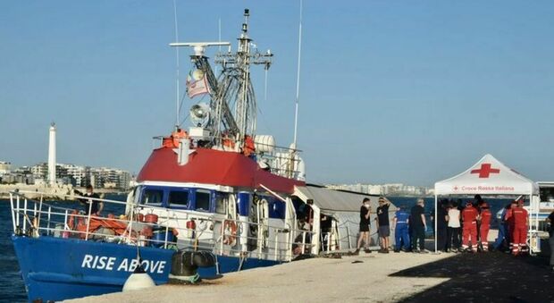Migranti sbarcati a Bari, appello del prefetto Bellomo: «Servono altre strutture»