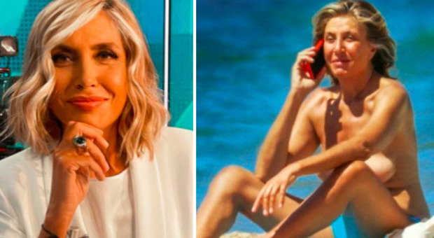 Myrta Merlino, il primo sole della stagione: in topless al telefono in riva al mare