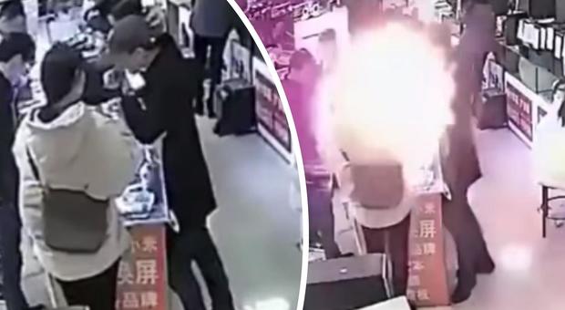 Cina, morde la batteria dell'iPhone in un negozio e causa un'esplosione