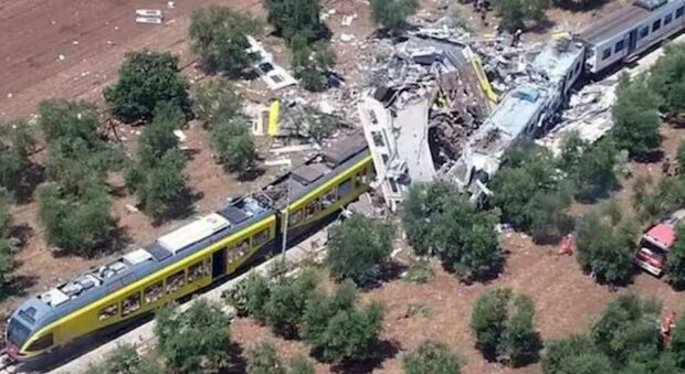 Incidente ferroviario Andria-Corato, lo striscione dei parenti delle vittime: «Uccisi due volte»