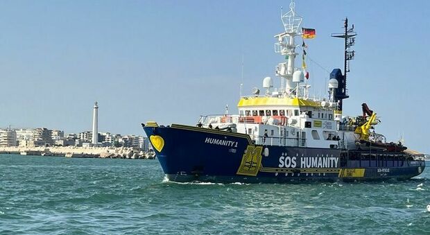 La Humanity 1 cambia rotta a causa del maltempo: approderà a Taranto con 126 migranti