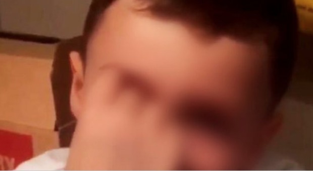Bimbo di 7 anni in lacrime in un video su Twitter: «Quel ragazzino non smette di picchiarmi, voglio morire»