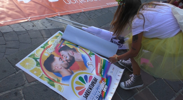 Il Gay Pride invade Sorrento, slogan e striscioni in piazza Lauro. Cirinnà: unioni civili primo passo