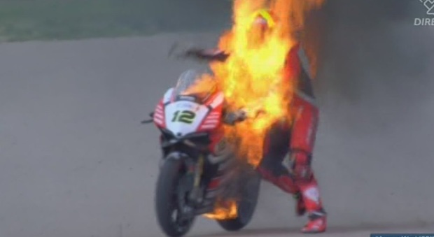 Gp Aragon: la Ducati va in fiamme, paura per Fores. Rea fa pokerissimo