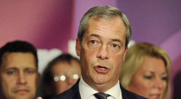 Farage beccato con una bionda in hotel: «Non è un'amante, è una disabile»