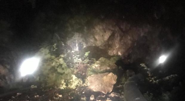 Nuova frana in Costiera Amalfitana: cadono massi, strada chiusa a Maiori