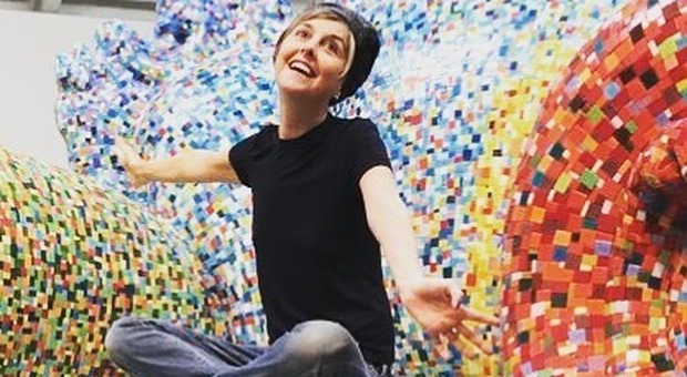 Nadia Toffa sulla gigantesca poltrona a mosaico, poi rassicura i fan