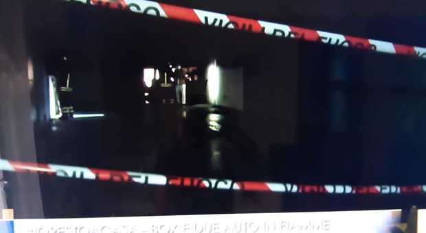 Pesaro, due auto a fuoco nel garage condominiale, evacuata una famiglia. Sul rogo l'ombra del dolo?