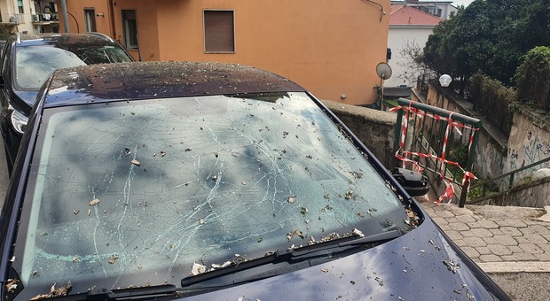 Petardi contro il Comune di Salerno, auto danneggiate al Carmine