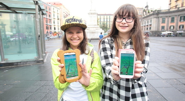 Pokemon, raduno in centro Napoli anche i cinesi a caccia | Vd e Ft