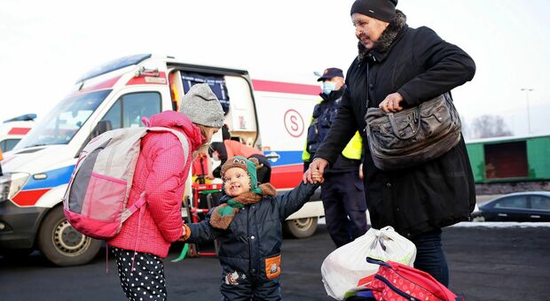 Ucraina, arrivano i primi profughi: tre donne e due bambini in aeroporto a Bari. Rifugiati anche a Lecce e nel Foggiano
