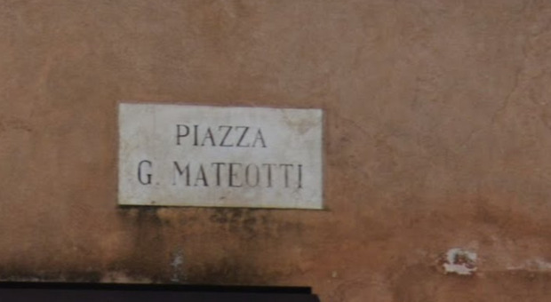 Piazza Matteotti, sbagliato il nome sulla targa