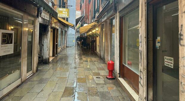 San Marco, la calle dei fantasmi a due passi dalla piazza: negozi chiusi e saracinesche abbassate San Marco, la calle dei fantasmi a due passi dalla piazza: negozi chiusi e saracinesche abbassate