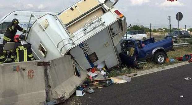 Turista tedesca muore schiacciata nel camper in incidente fra camion
