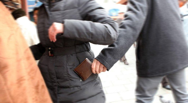 Controlli di polizia in centro storico, beccate due borseggiatrici straniere