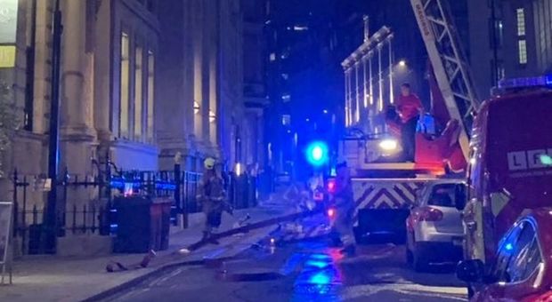Incendio nel palazzo durante la cena annuale: invitati in fuga, 150 pompieri per domare le fiamme