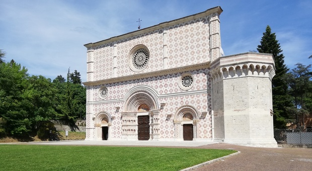 L'Aquila, riprese in volo nella basilica di Collemaggio