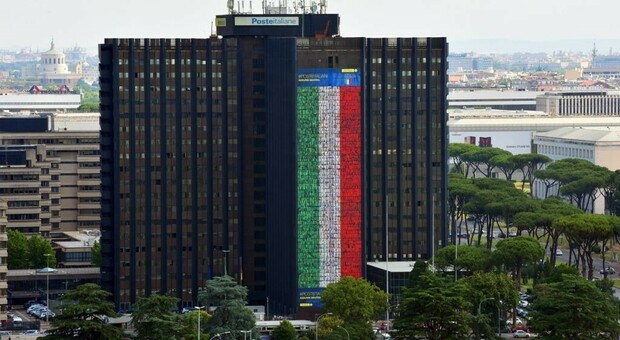 La maxi-bandiera sulla facciata della sede centrale di Poste Italiane, Roma