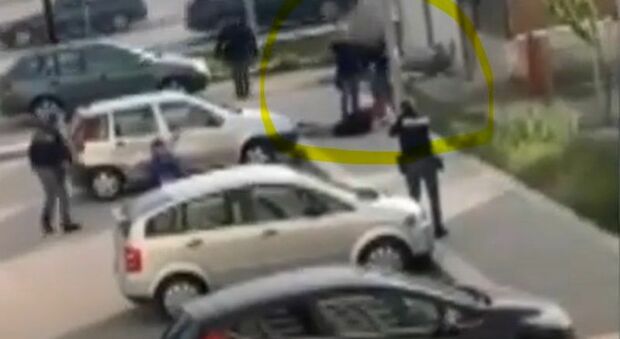 Calcio in faccia da un poliziotto a Foggia: «Chiedevo scusa ma lui continuava a colpire». L'agente trasferito