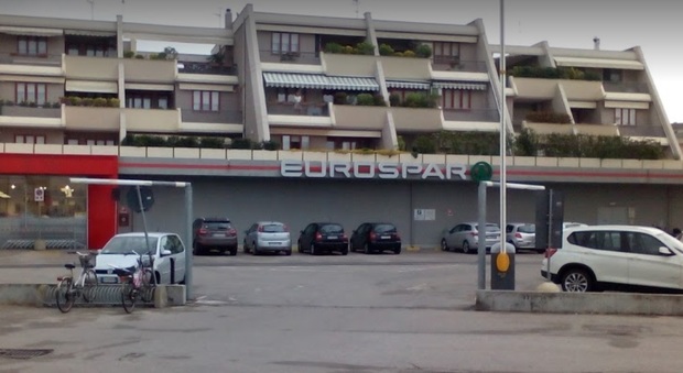 Incidente nel park dell'Eurospar: una donna in bici travolta e uccisa