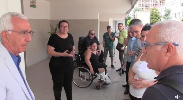 «Case popolari di Ponticelli, un solo ascensore guasto e anziani e disabili prigionieri»