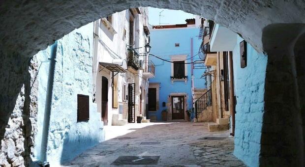 Lumina di Gianfranco Basso a Casamassima fino al 7 gennaio: ombre platoniche nel borgo azzurro