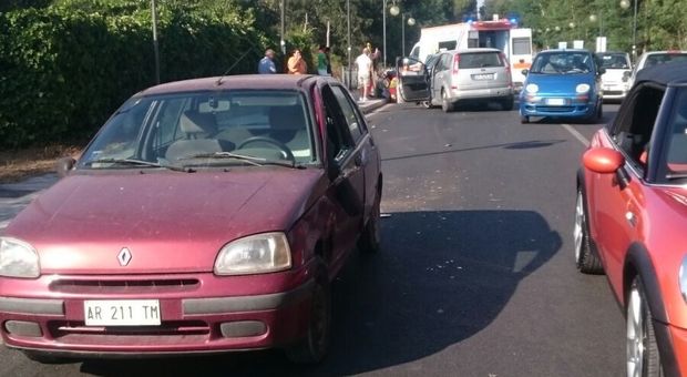 Sabaudia: incidente in via Biancamano, tre auto coinvolte e due feriti