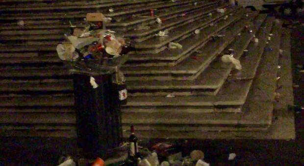 Bottiglie e rifiuti ovunque: ecco cosa resta della movida del sabato sera in piazza dei Signori
