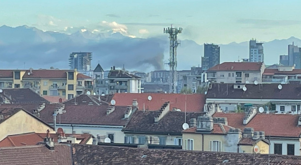 Torino, capannone in fiamme: fumo e puzza di plastica bruciata in tutta la città