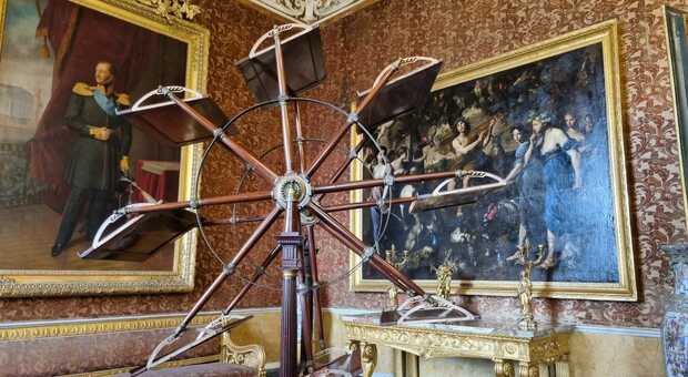 Napoli, il leggio rotante di Maria Carolina d'Austria in esposizione a Palazzo Reale dopo il restauro