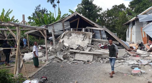 Terremoto in Indonesia sull'isola di Lombok: almeno dieci morti