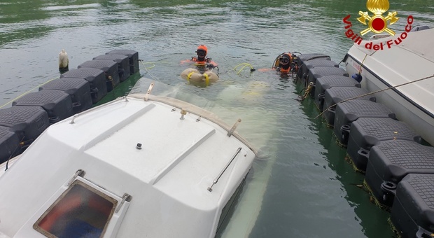 Affonda imbarcazione di 5 metri, due ore di lavoro dei pompieri per recuperarla