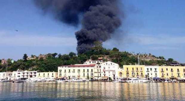 L'incendio a Ischia