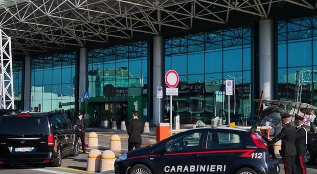 Roma, Fiumicino, rubano profumi in aeroporto per 4.500 euro: due arresti