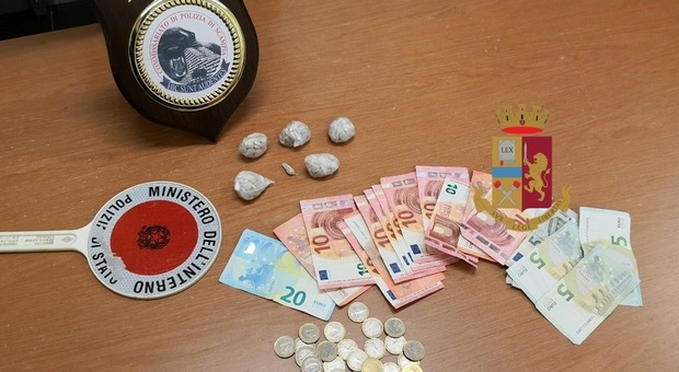 113 dosi di eroina: incensurato di 60 anni arrestato a Scampia