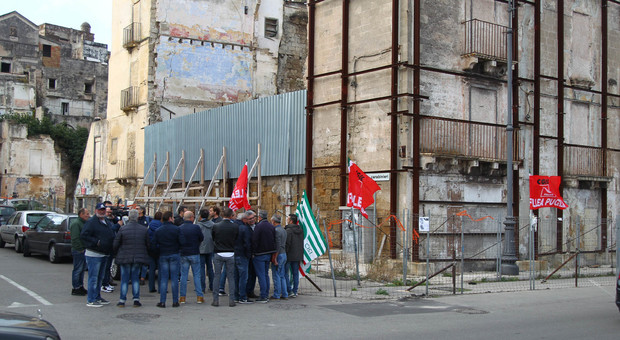 Gli edili tornano in piazza «In dieci anni in Puglia dimezzati i posti di lavoro»