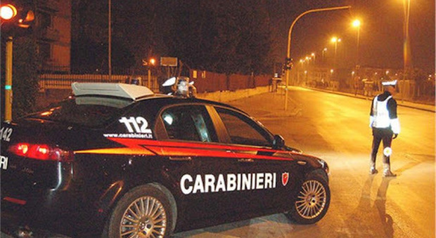Tre minorenni in fuga su un'auto rubata: bloccati e denunciati dai carabinieri nel Napoletano