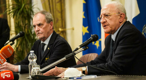 Il ministro Roberto Calderoli nella sede della Regione Campania