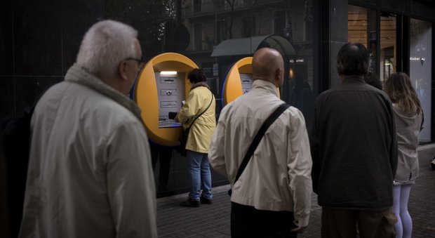 Catalogna, per protesta i cittadini ritirano 155 euro dai bancomat