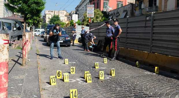 Terrore al centro storico di Napoli: colpi di pistola e portone incendiato
