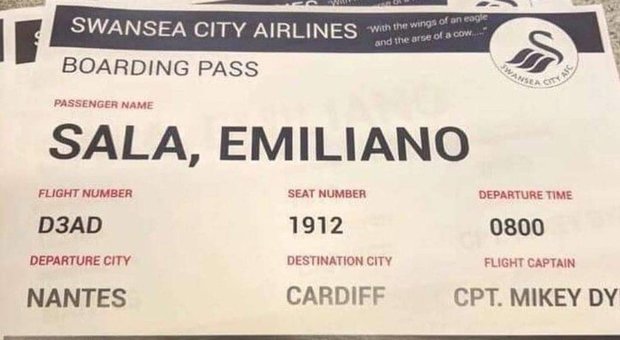 Emiliano Sala, lo sfottò choc prima del derby gallese: biglietti aerei col nome dell'attaccante morto nella Manica