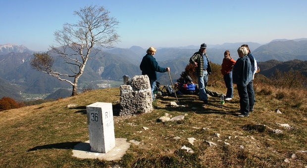 Il cippo di confine tra Italia e Slovenia sulla cima del monte Kolovrat a Drenchia