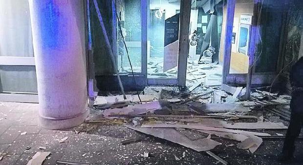 Scoppia la bomba, ma il bancomat resiste: colpo fallito e banditi in fuga nel Napoletano