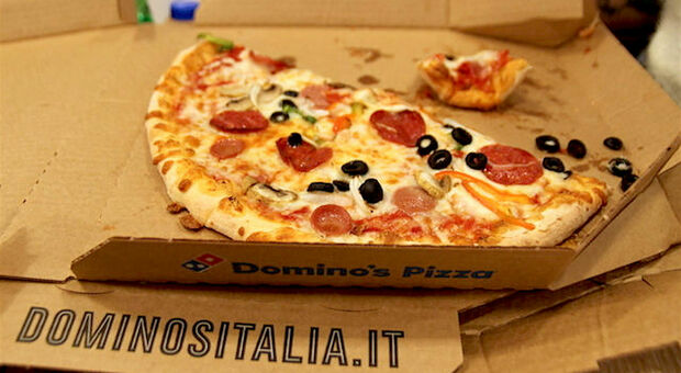 Domino's Pizza lascia l'Italia, chiuse le 29 filiali. «Scappati con la coda fra le gambe»