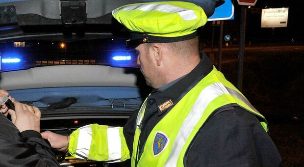 Camerino, trovato ubriaco, offre mille euro ai poliziotti per tenersi la patente e rimedia anche una denuncia per corruzione