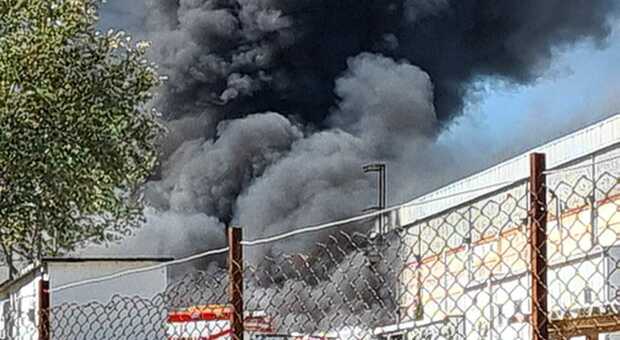 Incendio e fumo nero in una fabbrica dismessa di Cepagatti