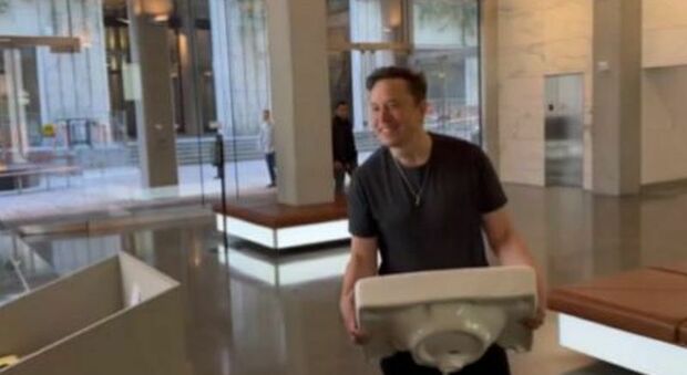 Elon Musk entra con un lavandino nella sede di Twitter alla vigilia dell'acquisto: che cosa significa?